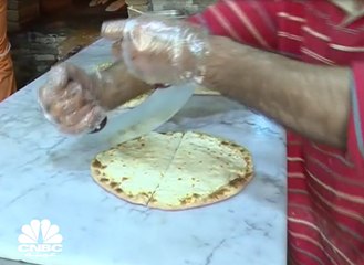 وجبة الفطائر الشامية البسيطة تستقطب جميع الجنسيات