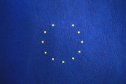 الاتحاد الأوروبي يهدد بريطانيا بوقف إمداد لقاحات كورونا