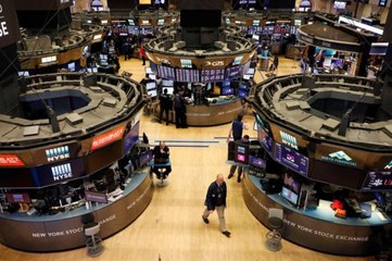 الأسهم الأميركية تهبط مع قلق المستثمرين بشأن تكلفة الإنفاق على البنية التحتية وزيادات ضريبية محتملة