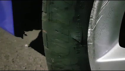 Condutor relata estar revoltado após furar o pneu do carro em um buraco no Centro de Cascavel