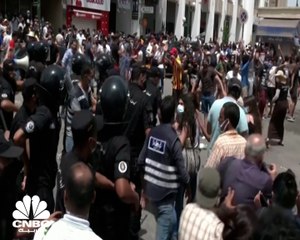 كورونا وتعثر الاقتصاد يطيحان بالحكومة التونسية