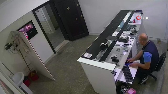 Cep telefonu bataryasının patlama anı kameralara yansıdı