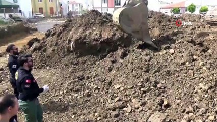 Türkiye'de neler oluyor? Toprağa gömülü bulunan yüzlerce bombanın sırrı ne?