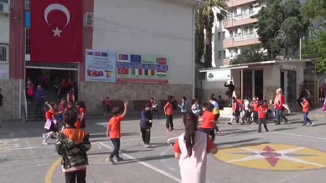 Öğrenciler sınıflara maskesiz girmenin mutluluğunu yaşadı