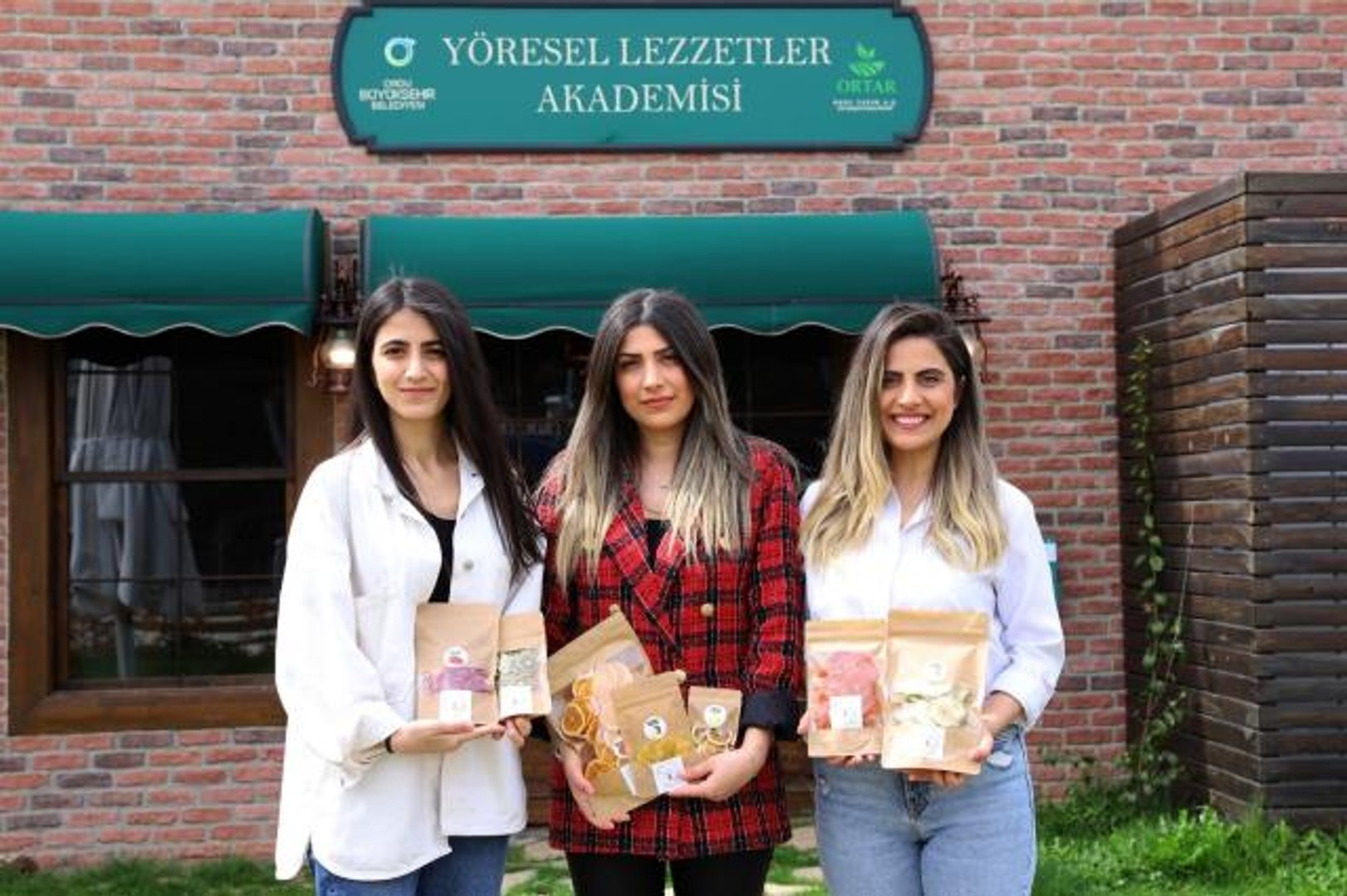 ⁣Ankara'dan okumak için Ordu'ya gelen 3 kız kardeş iş sahibi oldu