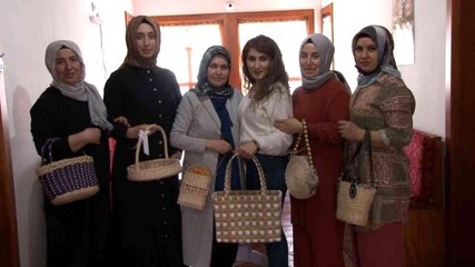 Çubuklu kadınların ellerinden çıkan çantalar dünyaca ünlü markalara dönüşüyor