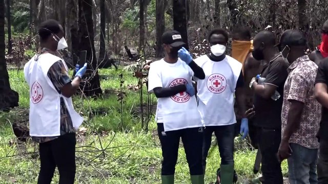 دفن ضحايا انفجار مصفاة نفط غير قانونية في نيجيريا بمقابر جماعية