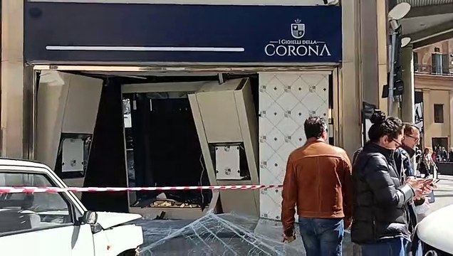 Palermo, furto in una gioielleria di via Mariano Stabile: spaccata la vetrina