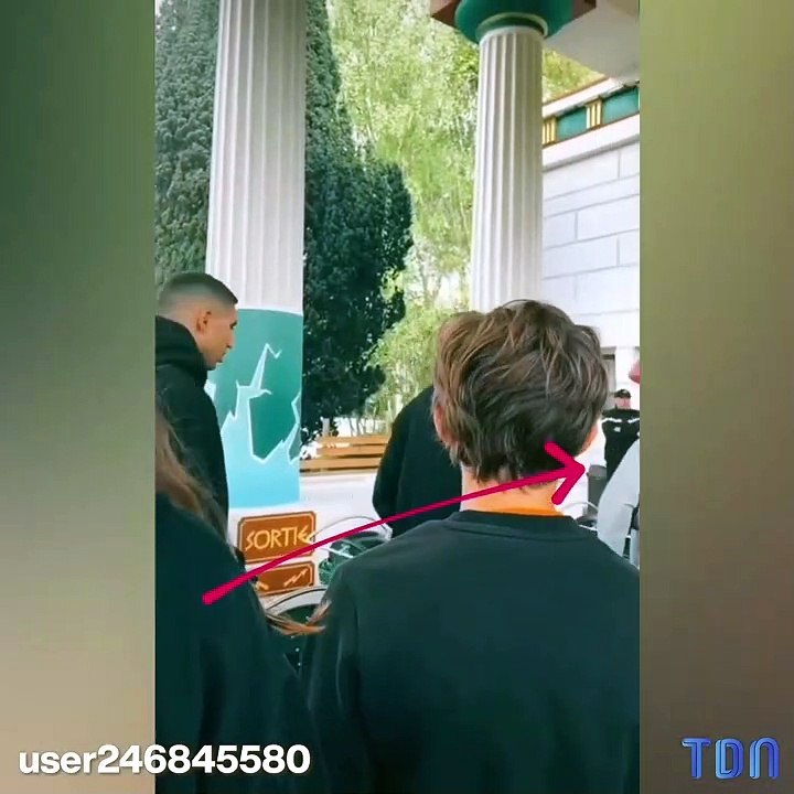 Kylian Mbappé et Emma au Parc Astérix en couple