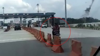 Viral! Seorang Wanita Pengendara Motor Nekat Terobos Jalan Tol Pekanbaru-Dumai