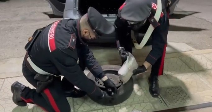 Messina - 3,5 chili di cocaina nella ruota di scorta: arrestate madre, figlia e amica (27.04.22)