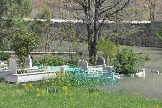 KARLARIN ERİMESİYLE BARAJ TAŞTI, MEZARLIK SUYLA DOLDU