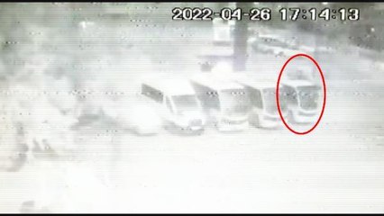 AKARYAKIT İSTASYONUNDA MİNİBÜSE YILDIRIM DÜŞTÜ; O ANLAR KAMERADA