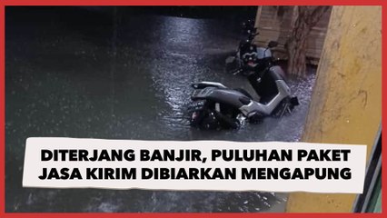 Karawang Diterjang Banjir, Puluhan Paket Jasa Kirim Dibiarkan Mengapung