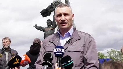Desmantelamiento del monumento a la "Amistad" entre Rusia y Ucrania en Kiev