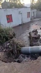 Poste de luz y caño roto - B° Villa Eumelia