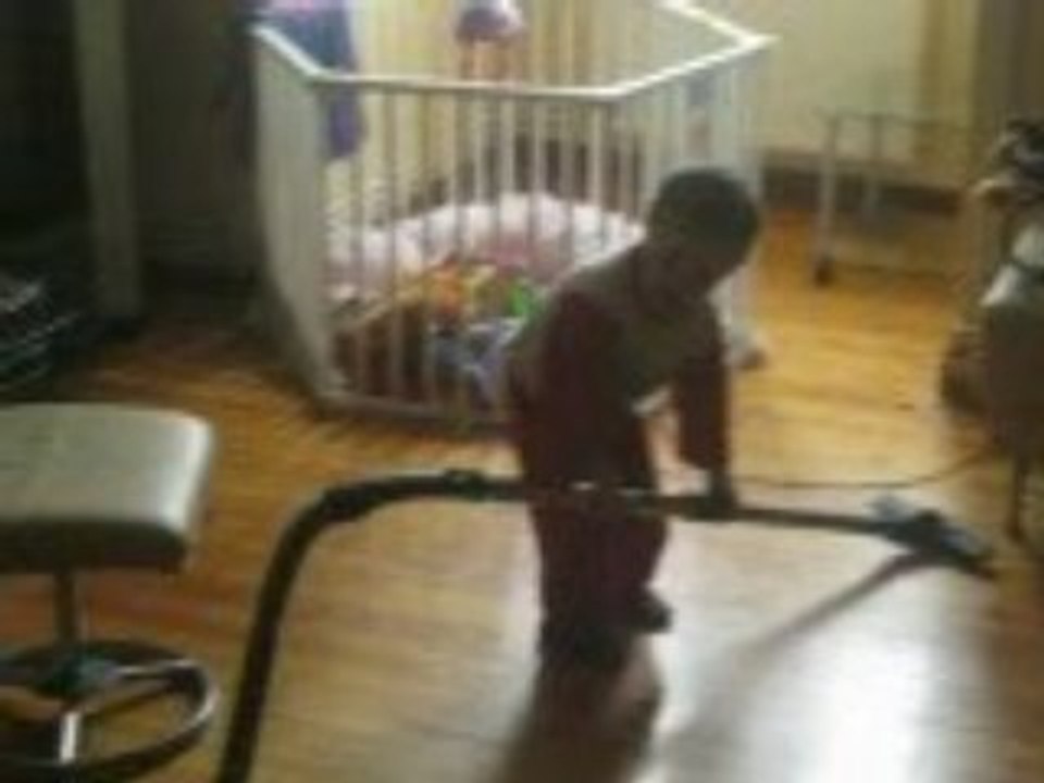 ethan passe l'aspirateur