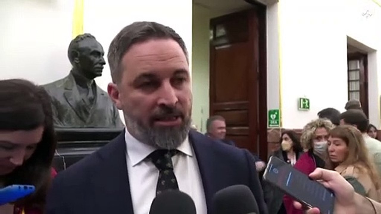 Abascal insinúa que Macarena Olona será la candidata de Vox en Andalucía: “Cada vez le veo más cara de presidenta”