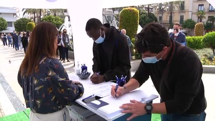 Un  autobus combate el paro en Cádiz