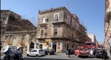 Catania - In fiamme il tetto di un palazzo nel centro (27.04.22)
