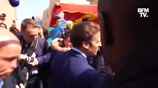 Fransa Cumhurbaşkanı Macron'a domatesli saldırı