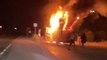 Turist almaya giden tur minibüsü seyir halindeyken alev alev yandı, sürücü araçtan atlayarak canını zor kurtardı