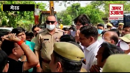 मेरठ में चला बुलडोजर, पिलर और दीवार को किया ध्वस्त, देखें वीडियो