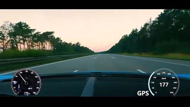 Il roule à la vitesse maximale de la Bugatti Chiron sur une autoroute