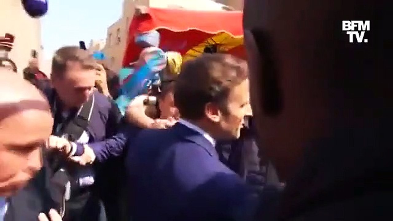 Macron'a domatesli protesto