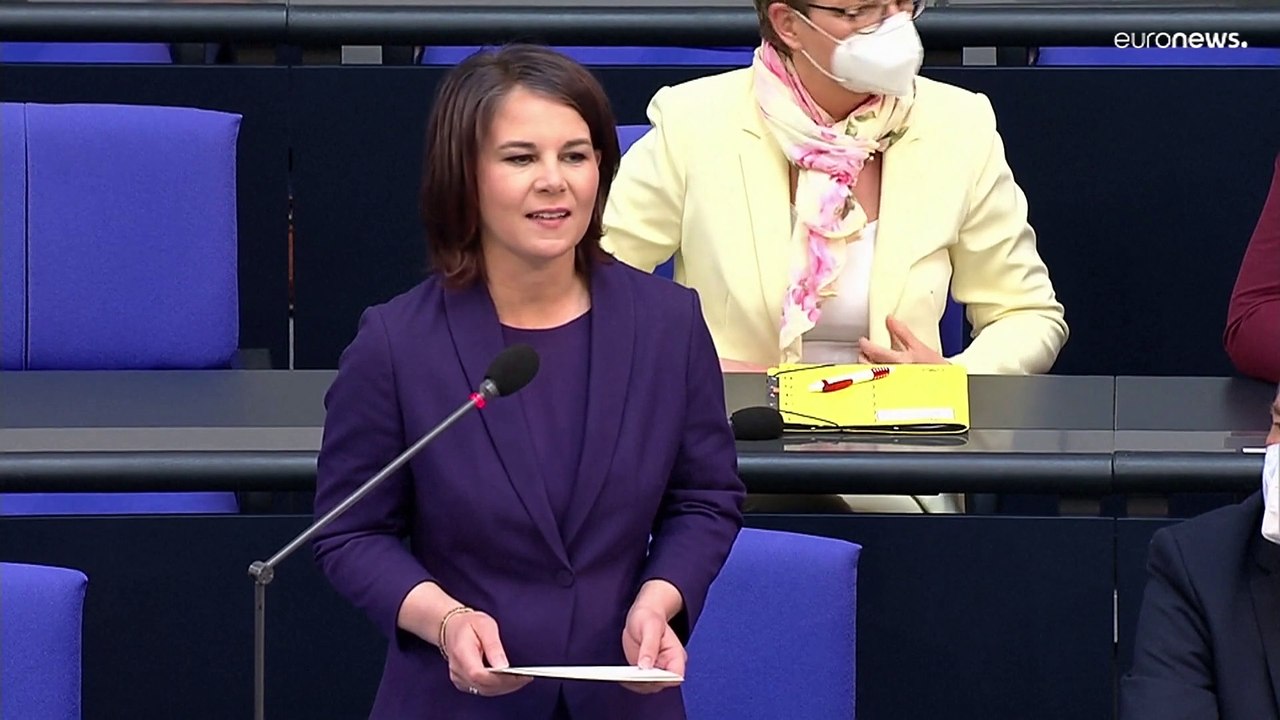 Hilfe für die Ukraine: Baerbock verteidigt deutschen Waffenkurs