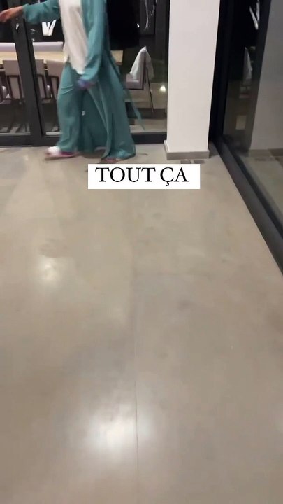 Vitaa et ses enfants ont dû faire face à une sauterelle dans leur maison de vacances @ Instagram / Vitaa