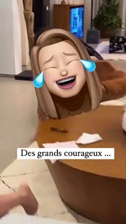 Vitaa et ses enfants font face à une sauterelle chez eux @ Instagram / Vitaa