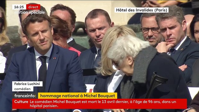 GALA VIDÉO - Brigitte Macron, épaule réconfortante pour la veuve de Michel Bouquet : images poignantes