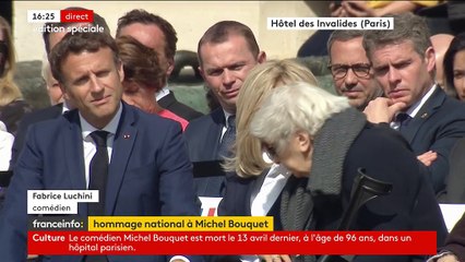 GALA VIDÉO - Brigitte Macron, épaule réconfortante pour la veuve de Michel Bouquet : images poignantes