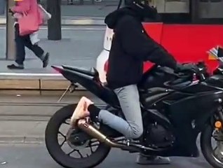 Quand t'as trafiqué ton pot d'échappement et que les policiers sont derrière toi au feu rouge