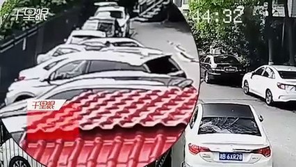 Cette maman qui sort de sa voiture va avoir la chance de sa vie