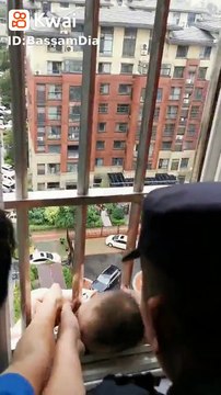 Ils sauvent de justesse un bébé sur le point de tomber d'une fenêtre