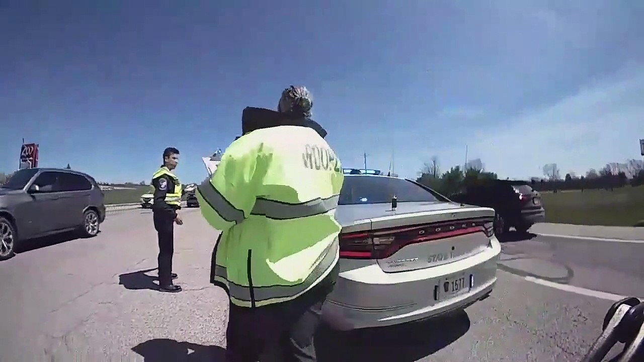 Un conducteur pense pouvoir éviter un contrôle de police