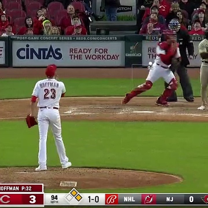 Un papa rattrape une balle de baseball alors qu'il donne le biberon à son bébé !