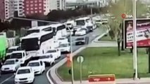 Trafikte makas attılar, kendilerini uyaran sürücünün aracına saldırdılar