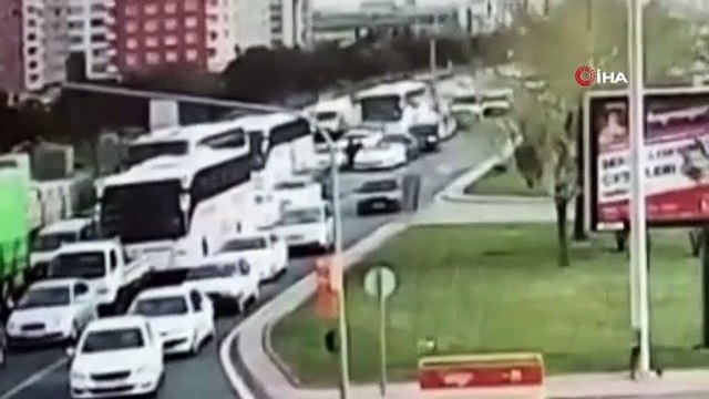 Trafikte makas attılar, kendilerini uyaran sürücünün aracına saldırdılar