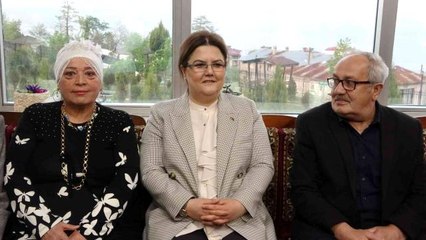 Video herunterladen: Aile ve Sosyal Hizmetler Bakanı Yanık Giresun'da