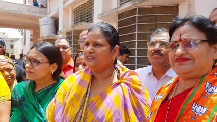 पूर्व  विधायक रीती मटकी लेकर पहुंची जलदाय विभाग के एक्सईएन के दफ्तर और फिर ऐसा किया काम कि....