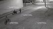 Video: Ciclista queda en el piso al ser empujada por delincuentes para robarle sus pertenencias