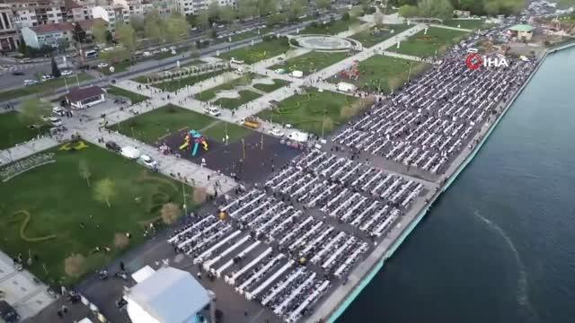 Adım atılacak yer kalmadı: Deniz manzaralı 10 bin kişilik iftar