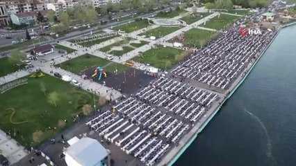 Adım atılacak yer kalmadı: Deniz manzaralı 10 bin kişilik iftar