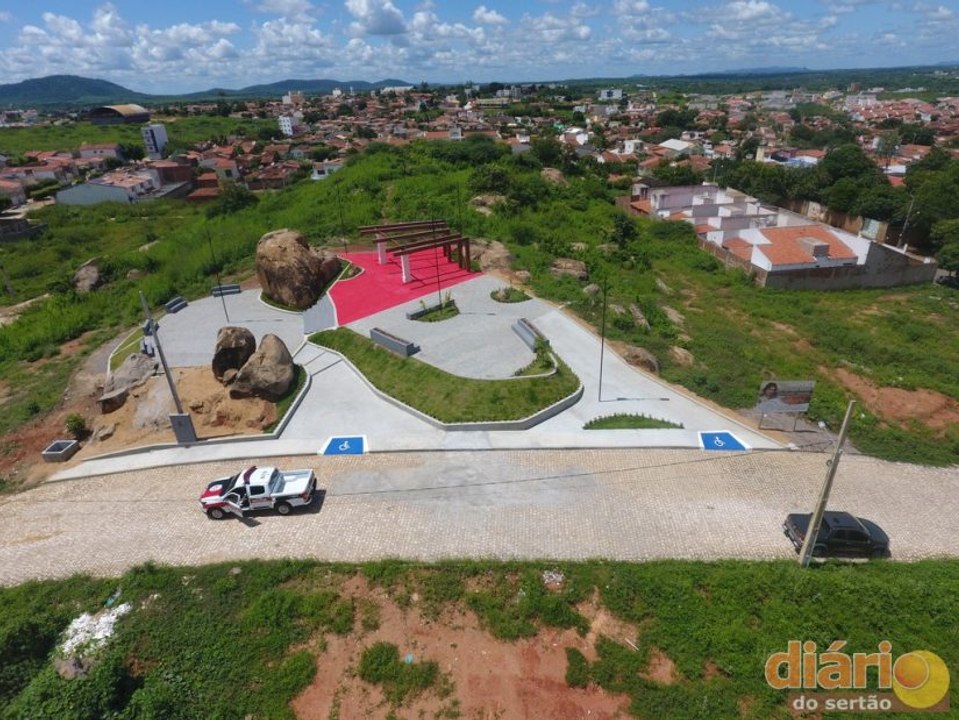 Em homenagem à matriarca da família Claudino, Zona Norte de Cajazeiras ganha praça moderna