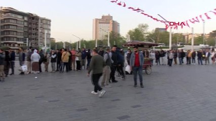 TAKSİM MEYDANI'NDA MOBİL AŞEVLERİNDEN İFTARİYELİK DAĞITILDI