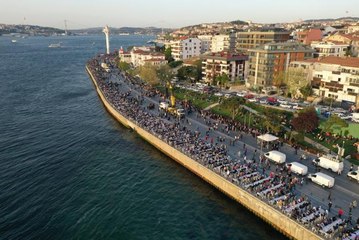 Geleneksel Büyük Üsküdar İftarı sahil boyunca 2 kilometre uzunlukta kuruldu