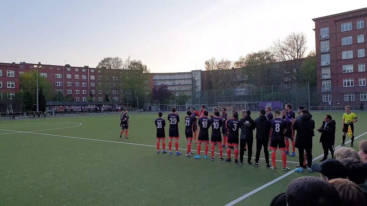 Die komplette Mannschaft des HEBC steht Spalier für Chris Flick!